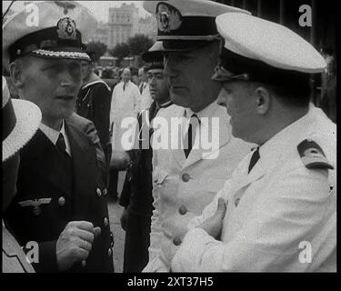 Il capitano Hans Langsdorff della corazzata tedesca Graf Spee parla con altri ufficiali navali, 1939. Da "Time to Remember - The Reluctant Warriors", 1939 ( Reel 4); documentario sugli eventi del 1939 - i preparativi per la guerra e poi scoppiano le ostilità. Foto Stock