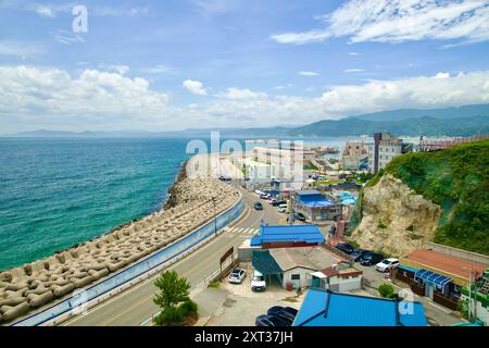Contea di Uljin, Corea del Sud - 27 luglio 2024: Una vista aerea panoramica del porto di Hupo, che mette in risalto l'ampia frangiflutti che protegge il porto, con t Foto Stock