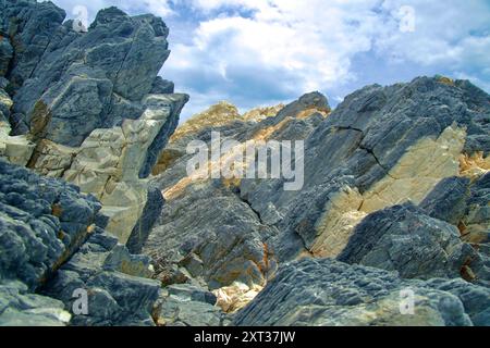 Contea di Uljin, Corea del Sud - 27 luglio 2024: Una vista dettagliata delle formazioni rocciose aspre e intemperie della roccia di Gatbawi, che mostra il textu naturale Foto Stock