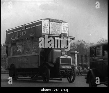 London Bus, Cars and Taxis Turning a Corner in a London Street, 1924. Da "Time to Remember - A Trip to Europe", 1924 (Reel 3); uno sguardo alla vita politica e sociale in Europa e oltre nel 1924. Foto Stock