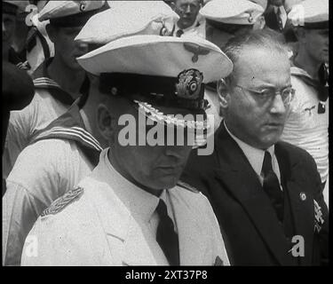 Il capitano Hans Langdorff della nave da guerra tedesca Graf Spee, al fine di curare un funerale di marinai tedeschi uccisi durante la battaglia del fiume Plate con altri marinai in piedi dietro di lui e il ministro tedesco otto Langmann, accanto, 1939. Da "Time to Remember - The Reluctant Warriors", 1939 ( Reel 4); documentario sugli eventi del 1939 - i preparativi per la guerra e poi scoppiano le ostilità. Foto Stock