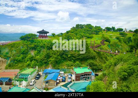 Contea di Uljin, Corea del Sud - 27 luglio 2024: Una vista del Deunggi Mountain Park, con un tradizionale padiglione coreano e un ponte sospeso, annidato Foto Stock