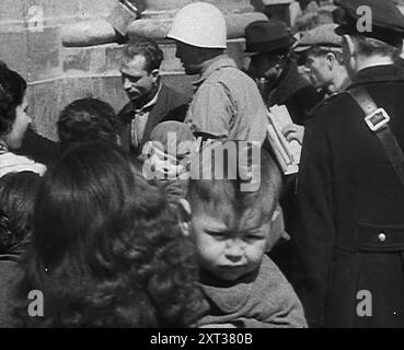 Civili italiani Milling Around Naples, 1943-1944. Da "Time to Remember - The Path to Rome", 1943 - 1944 (Reel 2); documentario sugli eventi del 1943 e del 1944 - la campagna italiana. Foto Stock