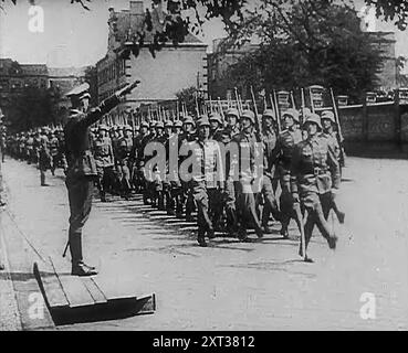 Truppe tedesche Goose stepping, 1943. Da Time to Remember - Struggle for A Planet, 1943 (Reel 1); documentario sugli eventi del 1943, in particolare la battaglia dell'Atlantico. Foto Stock