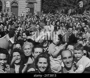 Civili italiani Cheering, 1944. Da "Time to Remember - The Path to Rome", 1943 - 1944 (Reel 4); documentario sugli eventi del 1943 e del 1944 - la campagna italiana. Foto Stock