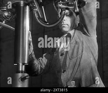 Un lavoratore italiano, 1944 anni. Da "Time to Remember - The Path to Rome", 1943 - 1944 (Reel 4); documentario sugli eventi del 1943 e del 1944 - la campagna italiana. Foto Stock