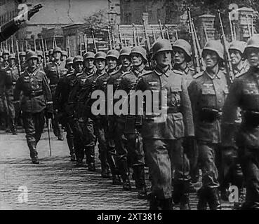 Truppe tedesche Goose stepping, 1943. Da Time to Remember - Struggle for A Planet, 1943 (Reel 1); documentario sugli eventi del 1943, in particolare la battaglia dell'Atlantico. Foto Stock