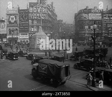 Persone e traffico che si spostano attraverso un incrocio affollato a Londra, 1943. Nota salì sulla statua di Eros. Da Time to Remember - Struggle for A Planet, 1943 (Reel 1); documentario sugli eventi del 1943, in particolare la battaglia dell'Atlantico. Foto Stock