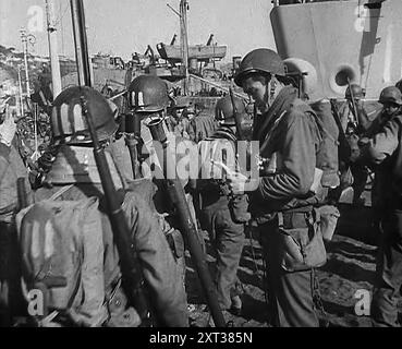 Raduno delle truppe americane nel porto di Napoli, 1943-1944. Da "Time to Remember - The Path to Rome", 1943 - 1944 (Reel 3); documentario sugli eventi del 1943 e del 1944 - la campagna italiana. Foto Stock