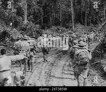 Truppe del Commonwealth in marcia attraverso la giungla, 1943. Da Time to Remember - Struggle for A Planet, 1943 ( Reel 2); documentario sugli eventi del 1943, in particolare la battaglia dell'Atlantico. Foto Stock