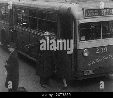 Un Air RAID Warden che dirige civili, 1942. L'America si unisce alla seconda guerra mondiale. "...ciò significava razionamento e registrazione della benzina, moduli e precauzioni antiaeree". Da Time to Remember - The End of the Beginning, 1942 (Reel 1); film documentario sugli eventi del 1942 e l'entrata in guerra dell'America. Foto Stock