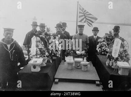 Corpi di aviatori della Marina giapponese uccisi da una caduta, su una torpediniera, tra il c1915 e il c1920. Mostra i resti di due aviatori navali, i Luogotenenti Tongu e Abe, morti il 20 marzo 1916 in un incidente del loro idrovolante all'apertura dell'esposizione Marina al Parco Ueno, Tokyo, Giappone. Foto Stock