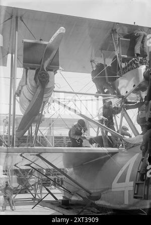 NC-4, 1919. Mostra l'aeroplano NC-4 Curtiss NC, progettato da Glenn Curtiss, a Rockaway Beach, Long Island, New York State. L'NC-4 fu il primo aereo ad attraversare l'Oceano Atlantico nel maggio 1919 come parte del tentativo di volo transatlantico della US Navy. Foto Stock