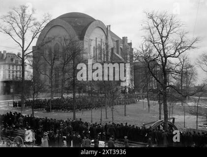 Reid Funeral, 1913 anni. Mostra la folla riunita fuori dalla Cattedrale di St. John the Divine durante il funerale di Whitelaw Reid, ambasciatore americano in Gran Bretagna a New York. Foto Stock