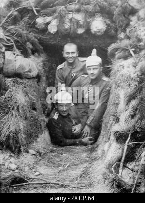 Ufficiali tedeschi all'entrata del dugout, tra il 1914 e il 1915. Mostra gli ufficiali tedeschi in dugout, durante la prima guerra mondiale Foto Stock