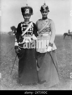 Duchessa Brunswick &amp; Principessa della Corona Cecilie, tra c1910 e c1915. Mostra la principessa ereditaria Cecilia Augusta Maria di Meclemburgo-Schwerin (1886-1954), moglie del principe ereditario tedesco Guglielmo (a destra) che indossa la sua uniforme da reggimento di dragoni e Vittoria Luisa di Prussia (la duchessa di Brunswick) nell'uniforme del suo reggimento personale di ussari. Foto Stock