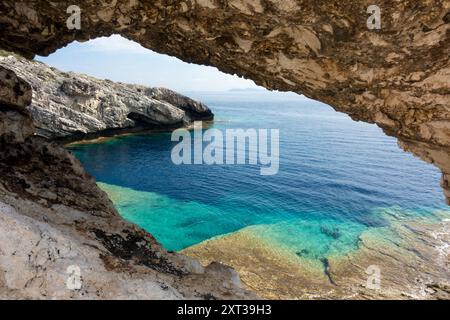 Incredibili formazioni rocciose e splendide acque marine della costa meridionale dell'isola di Othonoi, in Grecia Foto Stock