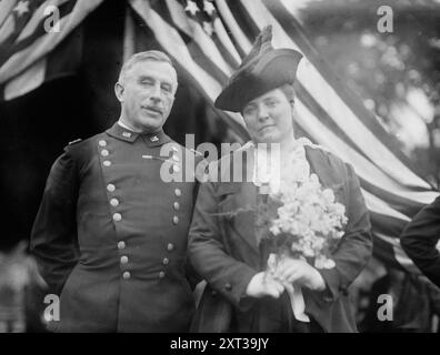 Generale Leonard Wood e moglie, tra il 1910 e il 1915. Mostra il generale Leonard Wood (1860-1927) e sua moglie Louise Adriana Condit Smith (1869-1943). Foto Stock