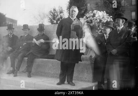 Seth Low a Straus Memorial, 1915. Mostra l'educatore Seth Low (1850-1916) alla dedica dello Straus Memorial Park a New York City il 15 aprile 1915, il terzo anniversario della morte di Isidoro e Ida Straus sul Titanic. Foto Stock