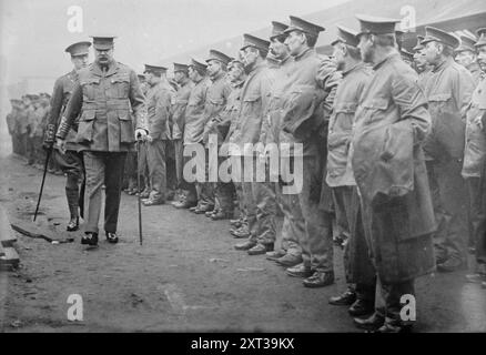 Lord Derby ispezionò il Battaglione dei Dockers, tra il c1910 e il c1915. Mostra Edward George Villiers Stanley (Lord Stanley), il XVII conte di Derby (1865-1948), un politico e soldato conservatore britannico. Foto Stock