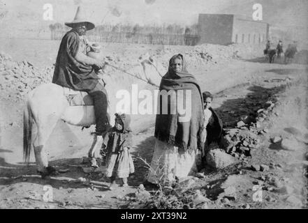 Una famiglia nel Messico settentrionale, tra il c1915 e il c1920. Foto Stock