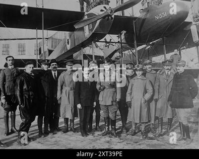 Caproni &amp; il suo aereo, 1918. Mostra Giovanni Battista Caproni (1886-1957), ingegnere aeronautico italiano e fondatore della Caproni Aircraft Manufacturing Company con un gruppo di persone davanti al "volo Caproni", un enorme bombardiere triplano N531. Foto Stock