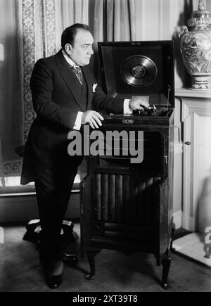 Enrico Caruso con fonografo, 1918 e c1920. Mostra il cantante d'opera Enrico Caruso (1873-1921) con un fonografo "Victrola" personalizzato che è stato un regalo di nozze nel 1918. Foto Stock