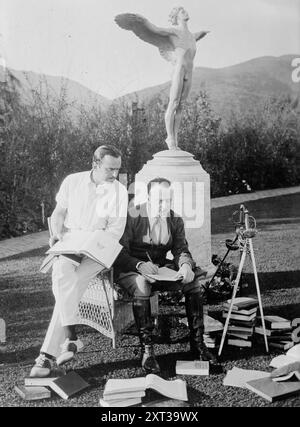 Douglas Fairbanks &amp; Edward Knoblock, tra c1915 e c1920. Parte del comitato consultivo United Artists per la sceneggiatura del film americano i tre moschettieri (1921) Foto Stock