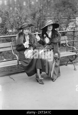 Eileen Sedgwick, Marion Tiffany, 1917 anni. Mostra Eileen Sedgwick e Marion Tiffany che si godono i coni di gelato al Greenwich Village Garden Party sponsorizzato dalla National League for Women's Service a beneficio della Croce Rossa e di altre agenzie di soccorso di guerra a Washington Square Park, New York City, giugno 1917. Foto Stock