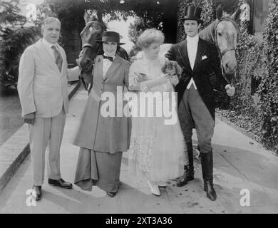 Geraldine Farrar con Lou Tellegen, tra c1915 e c1920. Mostra la cantante d'opera soprano americana Geraldine Farrar (1882-1967) con suo marito, attore e sceneggiatore Lou Tellegen (1881-1934) e probabilmente suo padre, Sidney Douglas "Sid" Farrar e sua madre, Henrietta (Barnes) Farrar. Sua madre ha un cane pekingese. Foto Stock