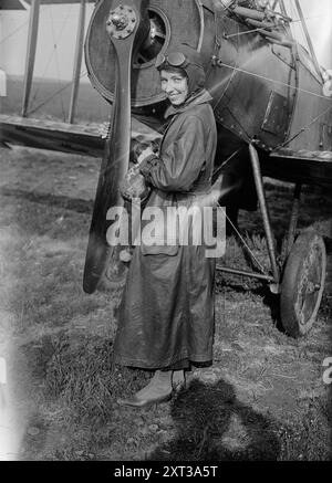 Katherine Stinson con il suo biplano, tra il c1915 e il c1920. Mostra l'aviatrice americana Katherine Stinson (1891-1977) davanti al suo biplano Curtiss-Stinson Special che ha volato per raccogliere fondi per la Croce Rossa durante la prima guerra mondiale Foto Stock