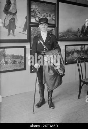 Joseph C. Stehlin, 1918 anni. Mostra il tenente Joseph Charles Stehlin (1897-1967), membro della Lafayette Escadrille, un gruppo di piloti americani che hanno prestato servizio nell'aeronautica francese durante la prima guerra mondiale. È esposto alla mostra di fotografie di guerra serbe al Red Cross Garden Theatre, all'International Flower Show, Grand Central Palace, New York. Foto Stock