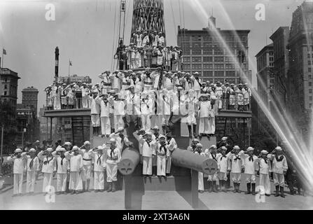 Junior Naval Scouts, 1917. Mostra i membri dei Junior Naval Scouts a bordo della U.S. Recruit, una falsa nave da battaglia costruita a Union Square, New York City dalla Marina per reclutare marinai e vendere obbligazioni Liberty durante la prima guerra mondiale. La fotografia è stata scattata il 30 maggio 1917, il giorno del "lancio" della nave. Foto Stock