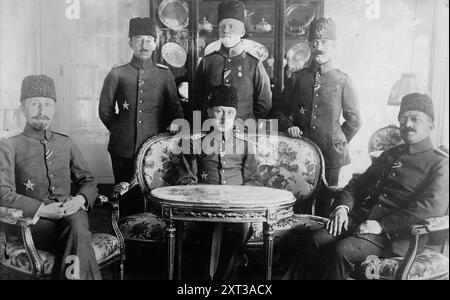 Dr. Orhan Bey, Dr. Bruning, Dr. Ibrahim Refik, Dr. Assaf Dervish Bey, Suleiman Numan Pacha, Dr. Ibrahim Tau Bey, tra il c1915 e il c1920. Mostra il Dott. Ibrahim Refik Saydam (1881-1942) (in piedi a sinistra, non a destra come indicato dalla didascalia), su&#xa8;leyman Numan Pasha, Chief Medical Officer delle forze armate ottomane (seduto al centro); il Dott. Ibrahim tali Ongoren (1975-1952) Chief Medical Officer della terza Armata (seduto a destra); Dr. Asaf Dervis Pasha (seduto a sinistra), Friedrich Wilhelm Johann Bru&#xa8;ning (in piedi al centro), e forse Orhan Abdi (Kurtaran) (1877-1948) (in piedi a destra) Foto Stock