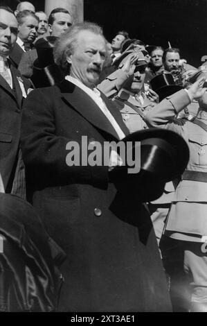 Ignacy Jan Paderewski [Commissione polacca], tra c1915 e c1920. Mostra il pianista e compositore polacco Ignacy Jan Paderewski (1860-1941) con una commissione polacca sui gradini del municipio di New York. Foto Stock