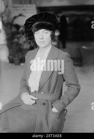 Mrs. A.S. Burden, tra c1915 e c1920. Mostra la socialite e collezionista d'arte Mrs. Arthur Scott Burke Roche (1884-1966), ex l'onorevole Cynthia Burke Roche di Londra. La fotografia è stata probabilmente scattata al marzo 1918 International Flower Show al Grand Central Palace di New York, dove è stata presidente del Comitato per la decorazione del Red Cross Garden Theatre. Foto Stock