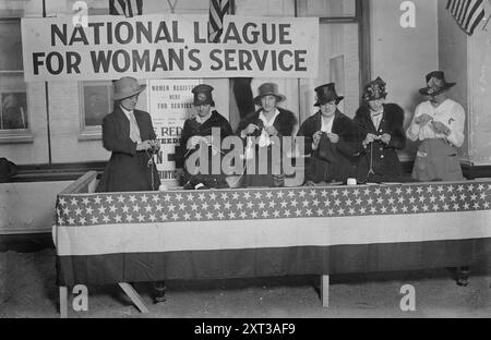 National League for Woman's Sevice, tra il 1917 e il 1919. Mostra le donne che lavorano a maglia a un tavolo con un cartello che invita le donne a registrarsi per il servizio. La National League for Woman's Service (National League of Women's Services) fu creata nel gennaio 1917, modellata su un gruppo simile formato in Gran Bretagna. Ha registrato le donne e le ha preparate a prendere il posto degli uomini necessari per combattere. Foto Stock