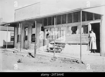 Ufficio postale, Columbus, N.M., 1916. Mostra le conseguenze dell'incursione di Pancho Villa a Columbus, New Mexico, avvenuta il 9 marzo 1916 durante la rivoluzione messicana. Foto Stock