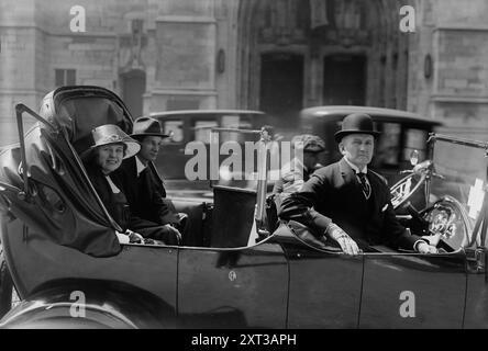 Clarence Eugene Whitehill, tra c1915 e c1920. Mostra la cantante d'opera Clarence Eugene Whitehill (1871-1932) in un'automobile con una donna, probabilmente la cantante d'opera Mabel Garrison. Foto Stock