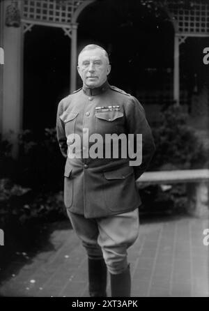 Legno, tra c1915 e c1920. Mostra il generale Leonard Wood (1860-1927) Capo di Stato maggiore dell'esercito degli Stati Uniti, Governatore militare di Cuba e Governatore generale delle Filippine. Foto Stock