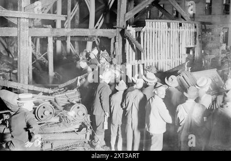 Incendio nell'acquedotto, 1913. Probabilmente mostra l'incendio dell'acquedotto Catskill, New York City, agosto 1913. Tre uomini furono uccisi e altri 62 intrappolati in un tunnel ad Harlem, parte dell'acquedotto Catskill, quando un incendio scoppiò in una bottega di fabbri alla testa del pozzo. Era particolarmente pericoloso perché 900 libbre di dinamite erano immagazzinate nel tunnel. Non c'era luce, non c'era aria fresca e molto fumo, ma alla fine gli uomini intrappolati furono salvati Foto Stock