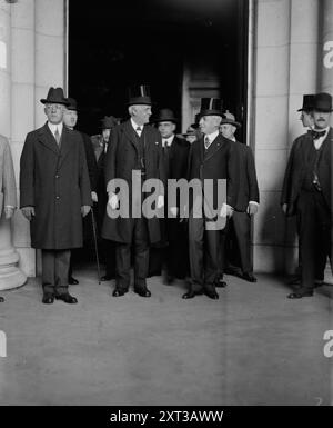 Balfour, Lansing, 1917. Mostra Arthur James Balfour, a sinistra, ministro degli Esteri britannico; e Robert Lansing, a destra, Segretario di Stato, preso a Union Station, Washington, D.C. quando la Commissione britannica arrivò il 22 aprile 1917. Foto Stock