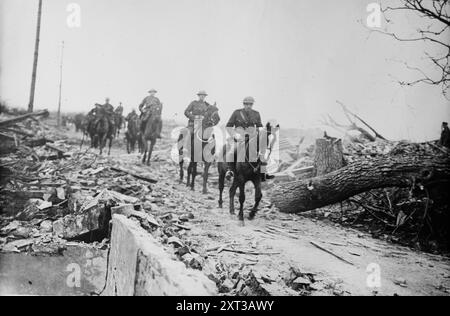 Inglesi in un villaggio in rovina, tra il 1915 e il 1920. Le truppe del Surrey Yeomanry (reggimento della regina Mary) passarono attraverso il villaggio in rovina di Caulaincourt, il 21 aprile 1917. Foto Stock