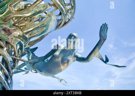 Contea di Uljin, Corea del Sud - 27 luglio 2024: Primo piano dell'intricata scultura sirena che adorna la fine del Deunggi Mountain Skywalk, simbolizin Foto Stock
