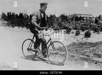 Un soldato tedesco paralizzato, tra il 1915 e il 1918. Mostra un soldato tedesco disabile con due braccia protesiche in bicicletta mentre si recava a lavorare nella casa di Hindenburg a Konigsberg, in Prussia (ora Kaliningrad, Russia) durante la prima guerra mondiale Foto Stock