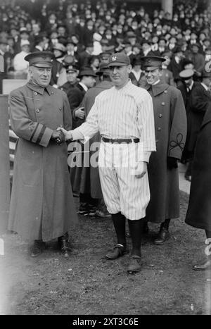 Generale Leonard Wood &amp; Wild Bill Donovan, manager, New York AL, al Polo Grounds, New York (baseball), 1917. Foto Stock