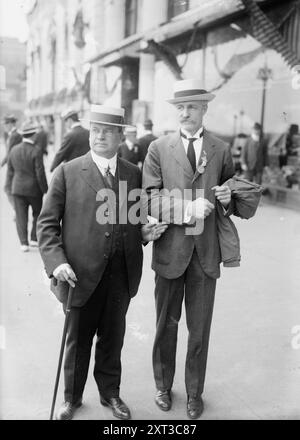 Hiram Warren Johnson &amp; Gifford Pinchot, tra c1915 e c1920. Mostra il politico progressista Hiram Warren Johnson (1866-1945), che servì come governatore della California dal 1911 al 1917 e il politico Gifford Pinchot (1865-1946) che servì come primo capo del servizio forestale degli Stati Uniti dal 1905 al 1910. Foto Stock