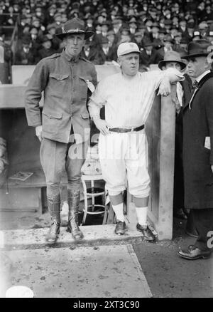 Hank Gowdy in uniforme militare con il manager John McGraw, New York NL (baseball), 1917. Foto Stock