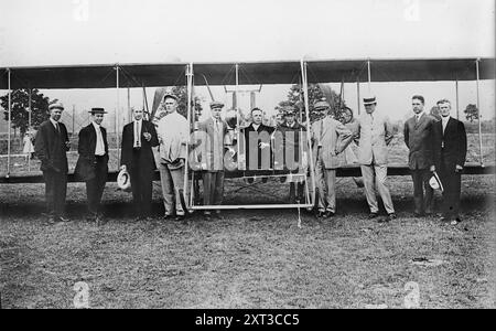 Wright Model B Flyer si prepara per l'Hearst Transcontinental Flight Derby, Dayton, Ohio, 1911. Mostra Homer C. Lathrop (Cole Motor Car Company), D.J. Burns, R.E. Nixon, R.P. Henderson (Cole Motor Car Company), L.S. French (Cole Motor Car Company), W.F. Grundy, aviatore Robert Grant "Bob" Fowler, Joseph Jarret Cole (Cole Motor Car Company), W.L. Colt (Colt-Stratton Company), C.P. Henderson (Cole Motor Car Company), e Harry L. Stratton (Colt-Stratton Company) con il Wright Model B Flyer chiamato "Cole Flyer", preparandosi per l'Hearst Transcontinental Flight Derby, dayto Foto Stock