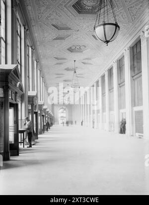 Ufficio postale di N.Y. -- corridoio principale, tra c1914 e c1915. Mostra il Pennsylvania Terminal Post Office (General Post Office Building), ora chiamato James A. Farley Building, situato al 421 di Eighth Avenue, New York City. Foto Stock